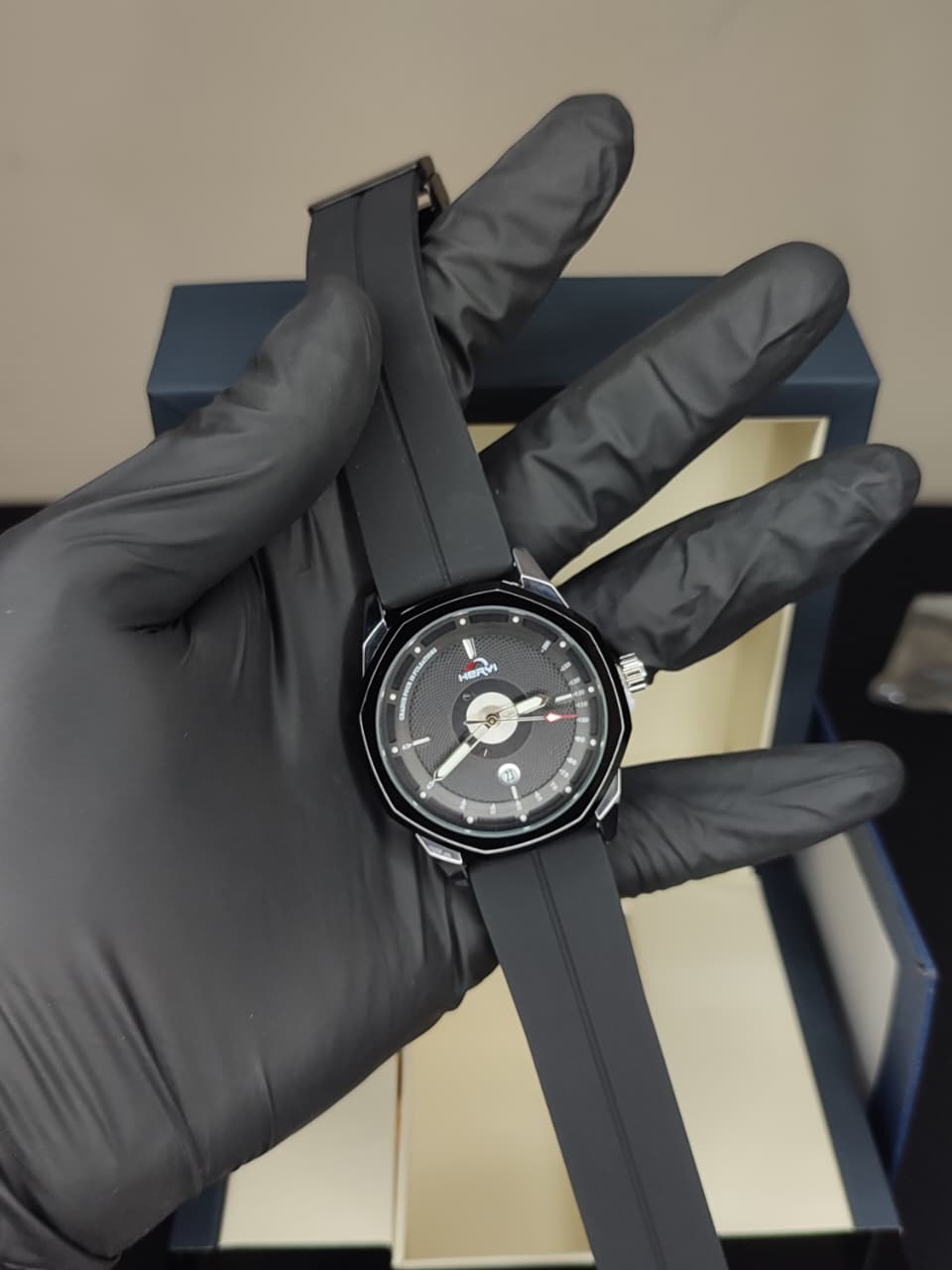 HERYI Watch - Premium Rubber Straps - Magnetic Lock