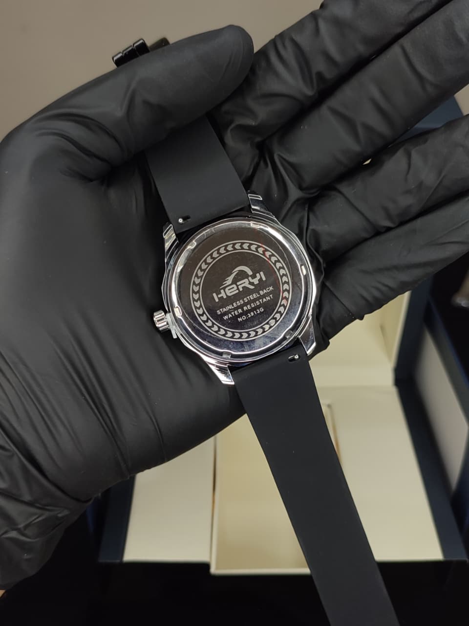 HERYI Watch - Premium Rubber Straps - Magnetic Lock