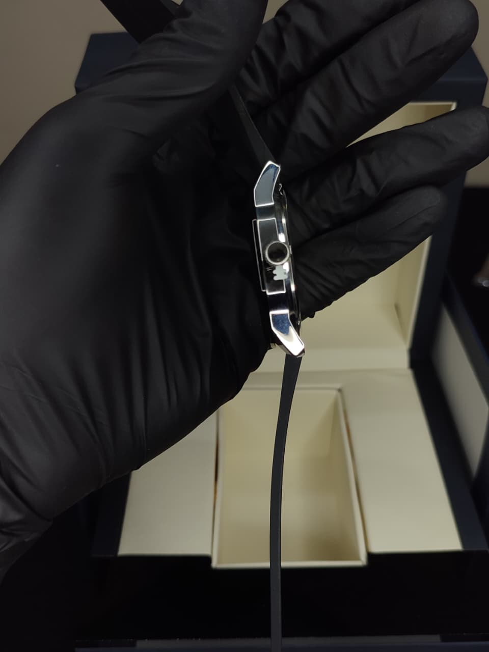 HERYI Watch - Premium Rubber Straps - Magnetic Lock