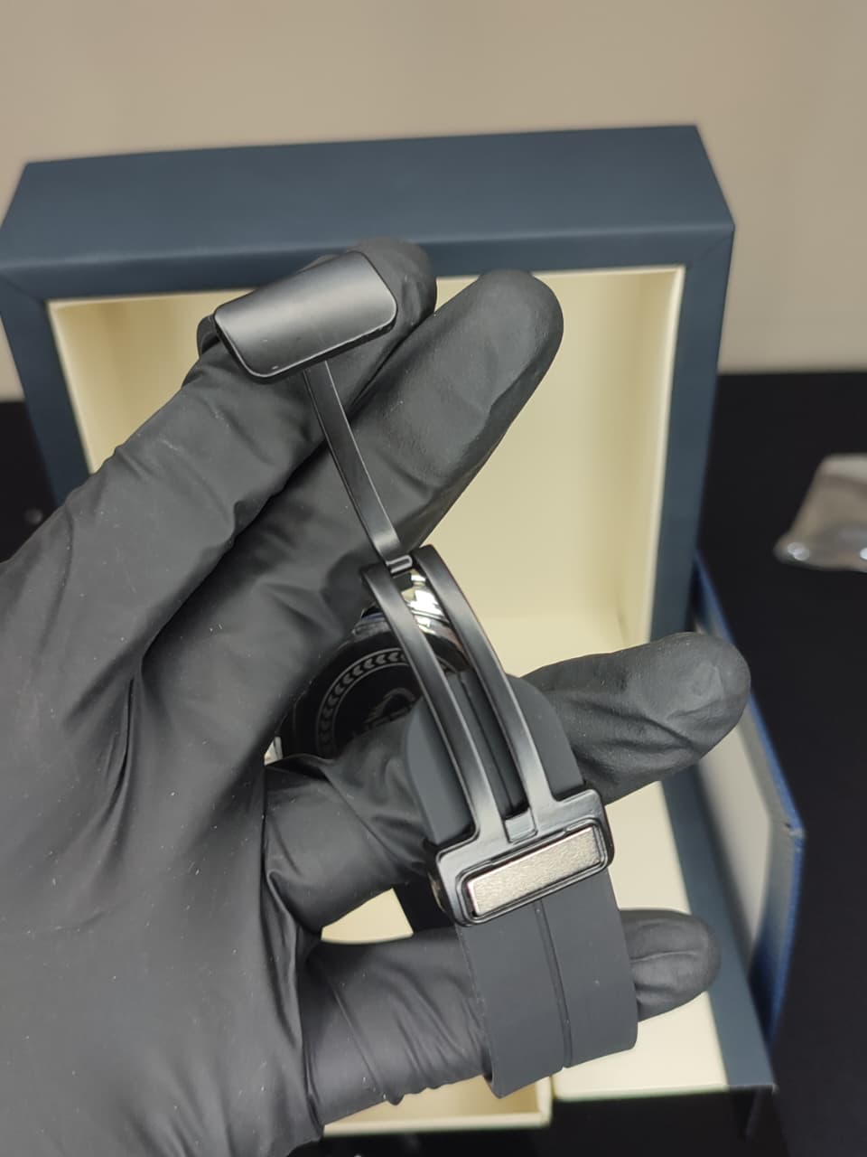 HERYI Watch - Premium Rubber Straps - Magnetic Lock